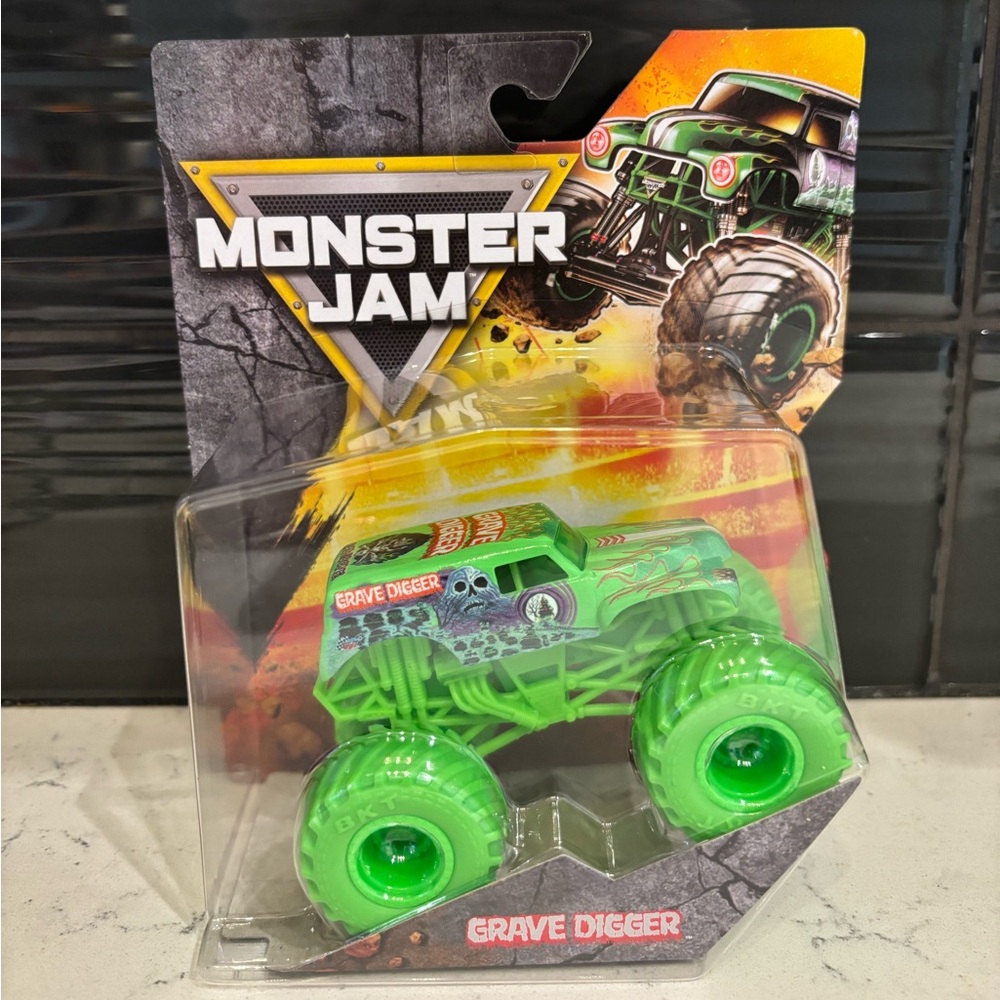 Monster Jam Grave Digger All Green Truck 1:64